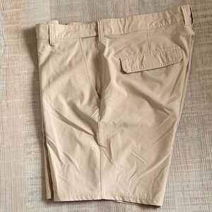 HUK Golf Shorts Mens XL SZ 39-41 Beige Stretch Golf Casual polyester flat front